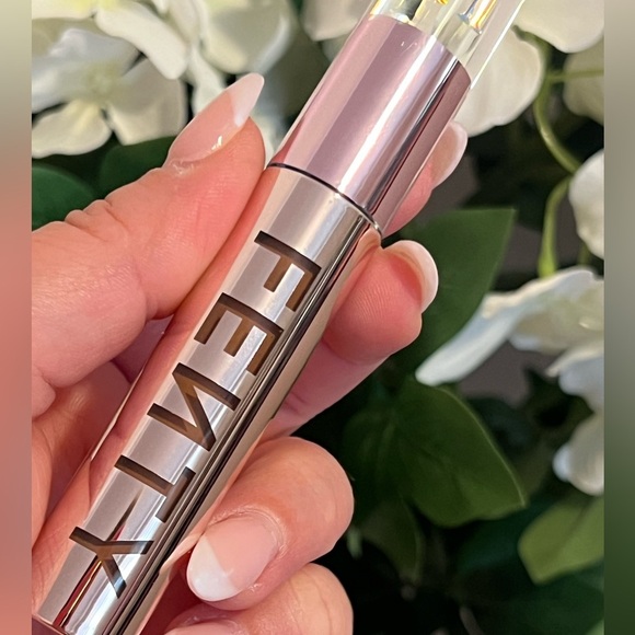 FENTY BEAUTY • FENTY ICON VELVET LIQUID LIPSTICK • POW'R THIRSTY 08 - Picture 4 of 5